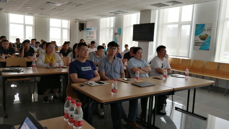 在选择成人高考辅导班时，可以从以下几个方面来参考价格：